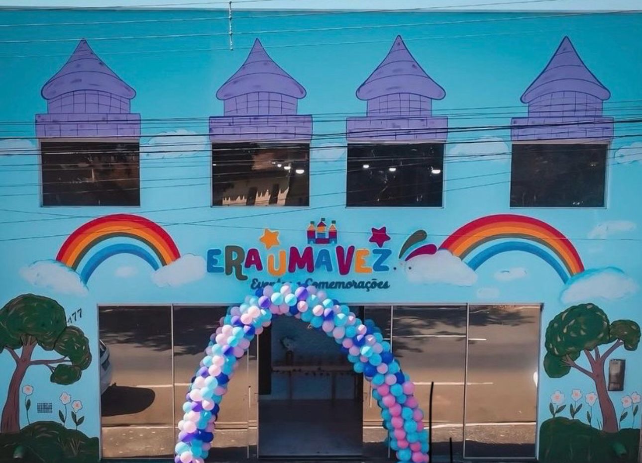 Festas infantis mágicas no salão Era Uma Vez com decoração temática e crianças felizes