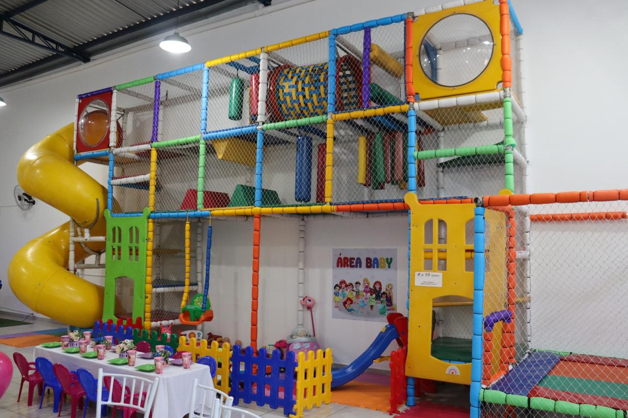 Cantinho da foto infantil com cenários divertidos